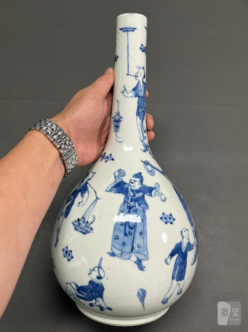 清晚期  青花市井人物故事图胆瓶（一对） - 图4
